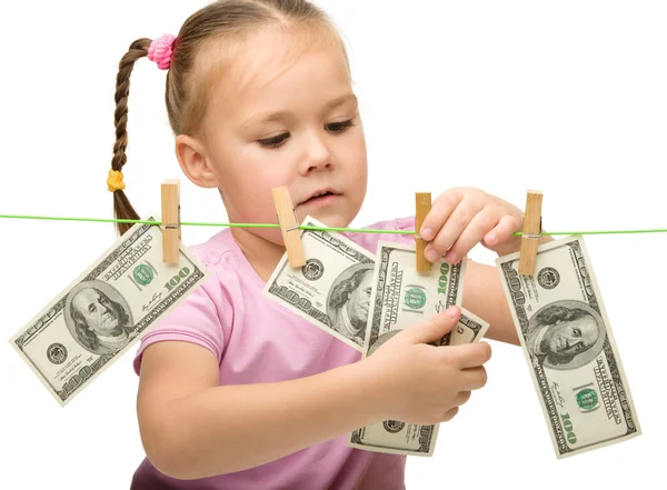 Schattig klein meisje met papieren geld — Stockfoto