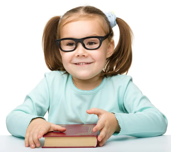 Boldog kis lány, könyvvel, fekete szemüveg — Stock Fotó