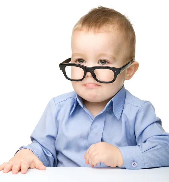 Retrato de um menino bonito usando óculos — Fotografia de Stock