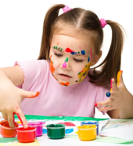 Şirin çocuk boyalar ile oynamak — Stok fotoğraf