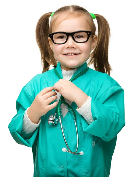 Söt liten flicka spelar läkare — Stockfoto