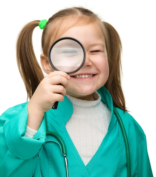 Милая маленькая девочка играет в доктора — стоковое фото