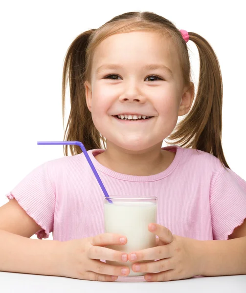 Bir bardak süt ile sevimli küçük kız — Stok fotoğraf