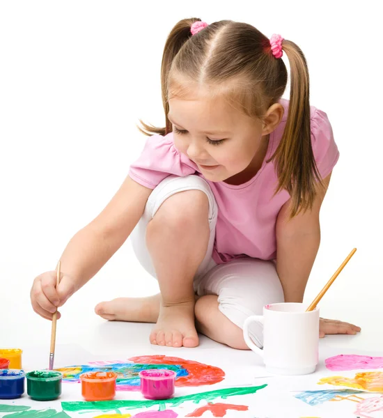 Bonito jogo de criança alegre com tintas — Fotografia de Stock