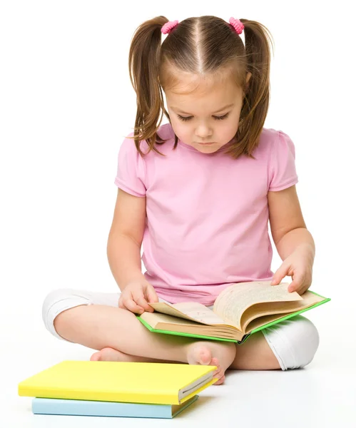 Cute little girl czyta książkę — Zdjęcie stockowe