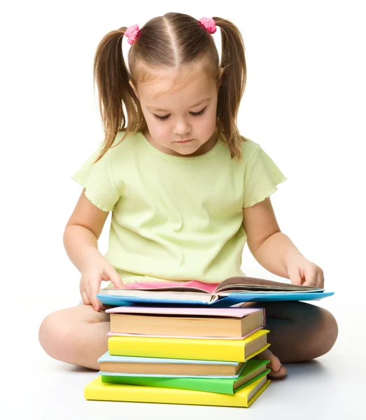 Petite fille mignonne lit un livre — Photo