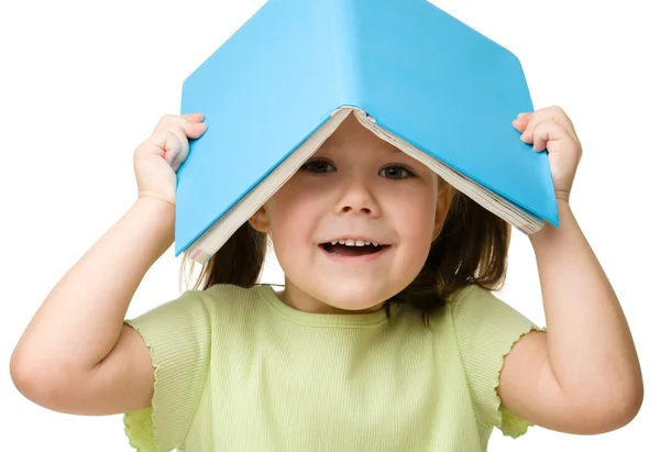 Roztomilá holčička hraje s knihou — Stock fotografie