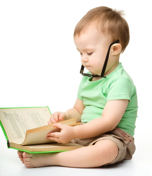 Bonito menino lê um livro — Fotografia de Stock
