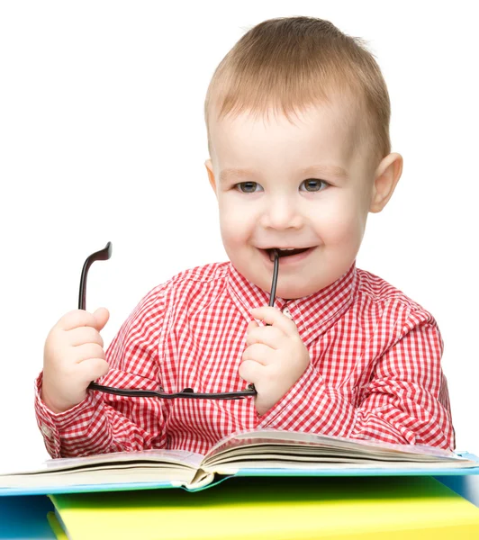 Bonito criança brincar com o livro — Fotografia de Stock