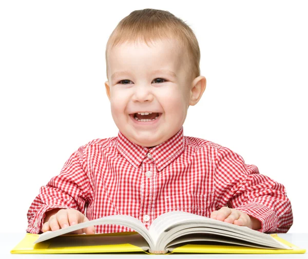 Мила маленька дитина грає з книгою — стокове фото