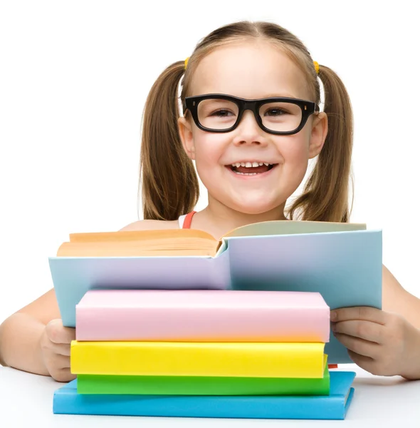 Roztomilý veselá holčička, čtení knihy — Stock fotografie