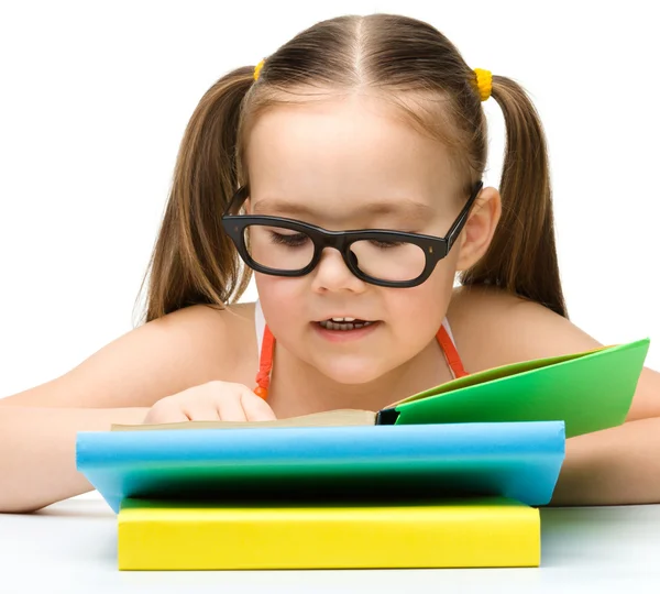 Nettes kleines Mädchen liest Buch — Stockfoto
