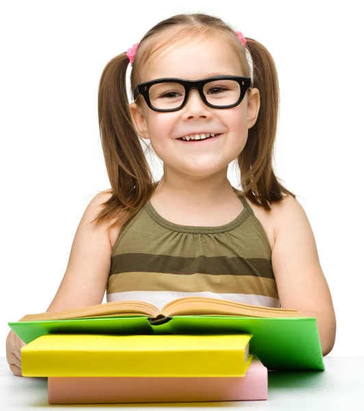 Bonito alegre menina leitura livro — Fotografia de Stock