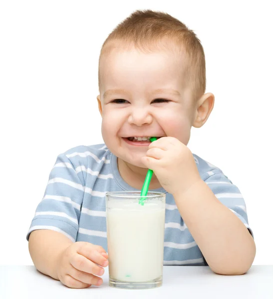 Aranyos kisfiú, egy pohár tej — Stock Fotó