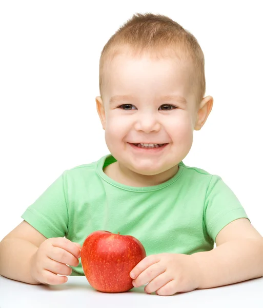 一个可爱的性格开朗的小男孩与苹果公司的肖像 — 图库照片