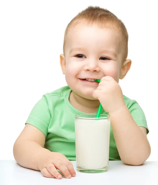 Милый маленький мальчик со стаканом молока — стоковое фото