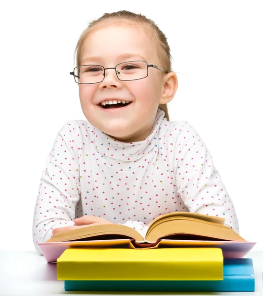 Aranyos, vidám kislány olvasó könyv — Stock Fotó