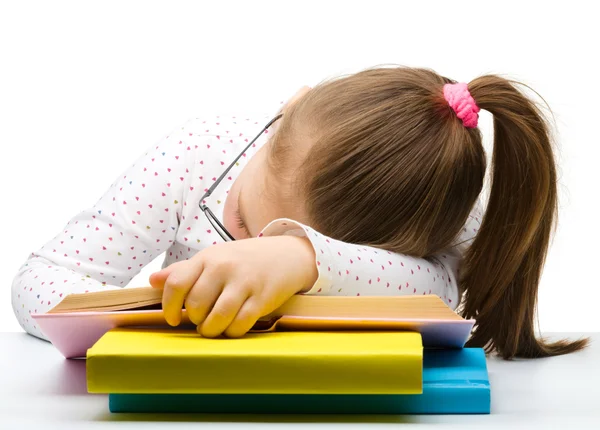かわいい女の子が本に眠っています。 — ストック写真