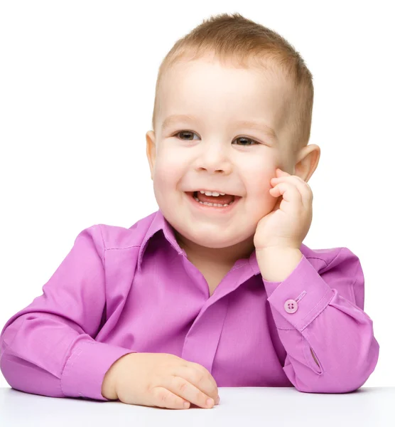 Portret van een schattig en nadenkend kleine jongen — Stockfoto