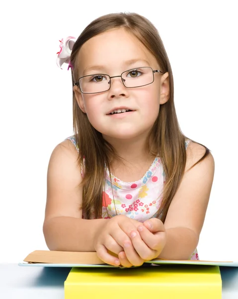 Schattig vrolijke klein meisje met boek — Stockfoto