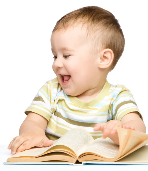 Słodkie małe dziecko grać z książki — Zdjęcie stockowe