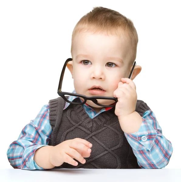 Πορτρέτο του ένα χαριτωμένο μικρό αγόρι που φοράει γυαλιά — Φωτογραφία Αρχείου