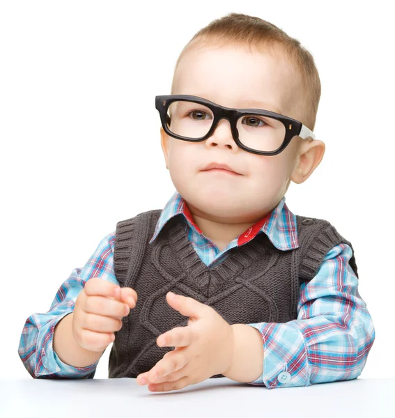 一个可爱的小男孩，戴着眼镜的肖像 — 图库照片