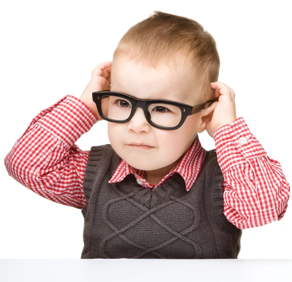 Gözlüklü şirin, küçük bir çocuk portresi — Stok fotoğraf