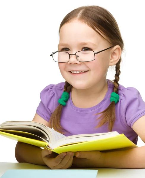Sevimli neşeli küçük kız kitap okuma — Stok fotoğraf