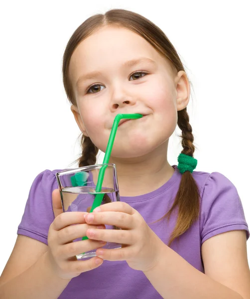 Słodkie dziewczynki ze szklanką czystej wody — Zdjęcie stockowe