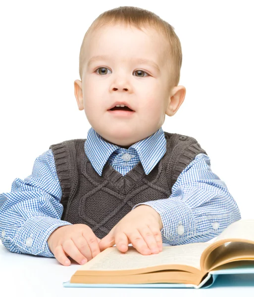 Portrét roztomilý chlapeček s knihami — Stock fotografie