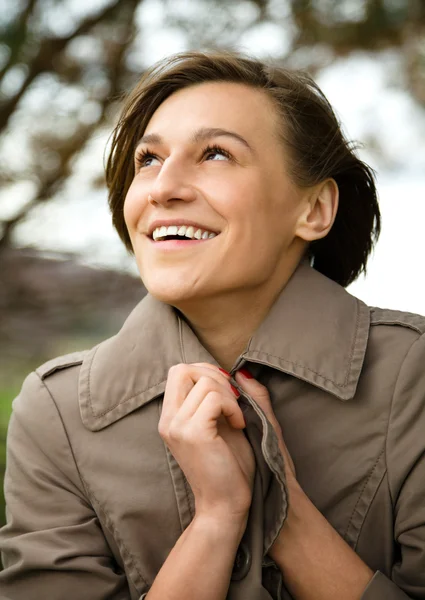 Portret van een gelukkig mooie vrouw in herfst park — Stockfoto