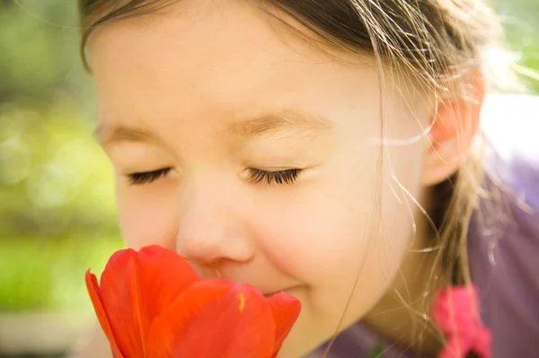 귀여운 어린 소녀 꽃 냄새의 초상화 — 스톡 사진