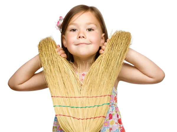 Porträtt av en liten flicka med kvast — Stockfoto