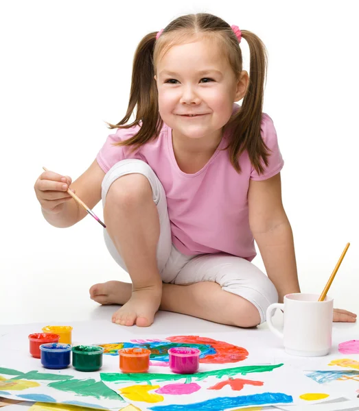 Mignon joyeux jeu d'enfant avec des peintures — Photo