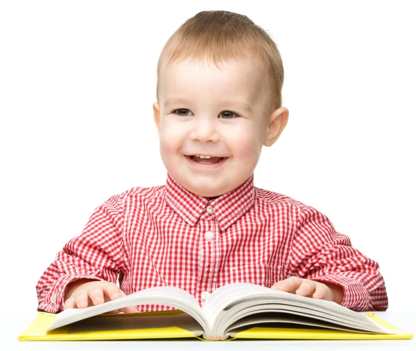 Lindo niño pequeño jugar con libro —  Fotos de Stock