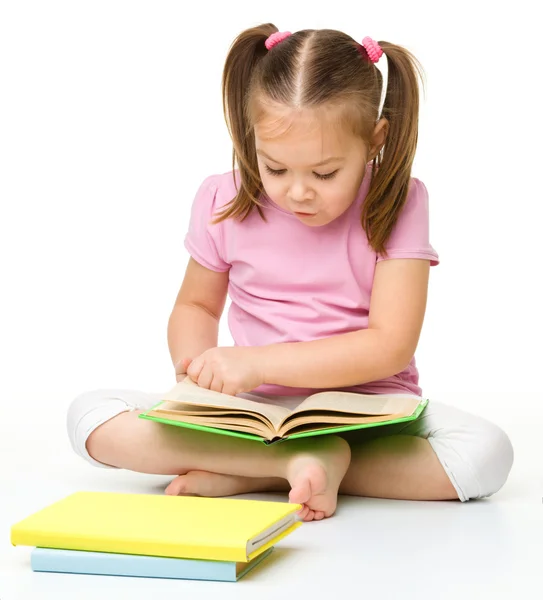 Linda niña lee un libro —  Fotos de Stock