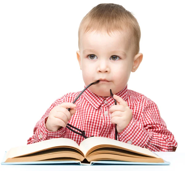 Roztomilé malé dítě hrát s knihou — Stock fotografie