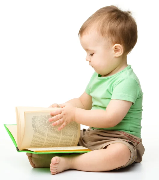 可爱的小男孩在看书 — 图库照片