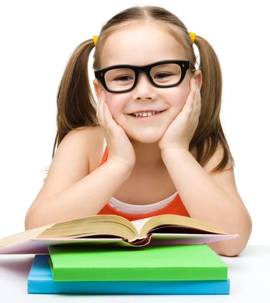 本を読んで陽気なかわいい女の子 — ストック写真