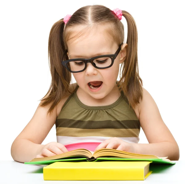 可爱的小女孩正在读的书 — 图库照片