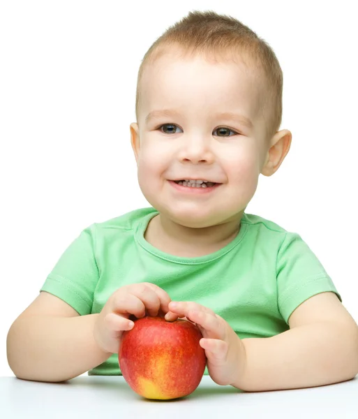 一个可爱的性格开朗的小男孩与苹果公司的肖像 — 图库照片