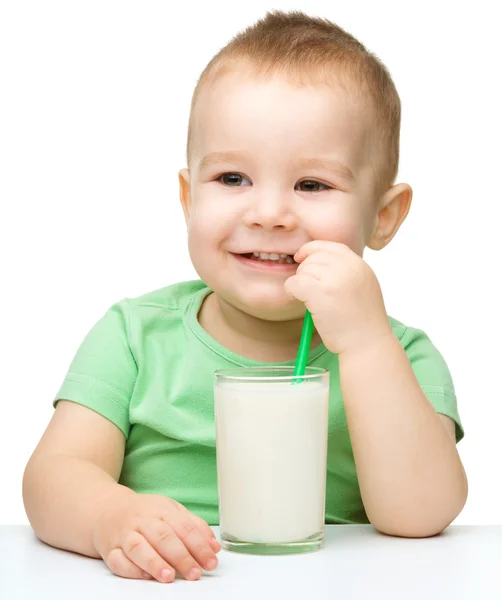 우유 한 잔과 귀여운 소년 — 스톡 사진