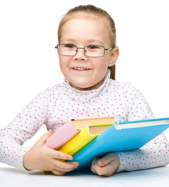 Söta glada lilla flickan läsa bok — Stockfoto