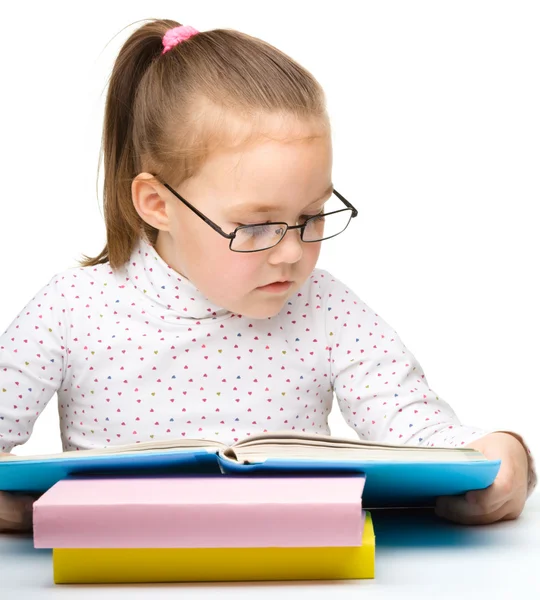Cute dziewczynka jest czytanie książki — Zdjęcie stockowe