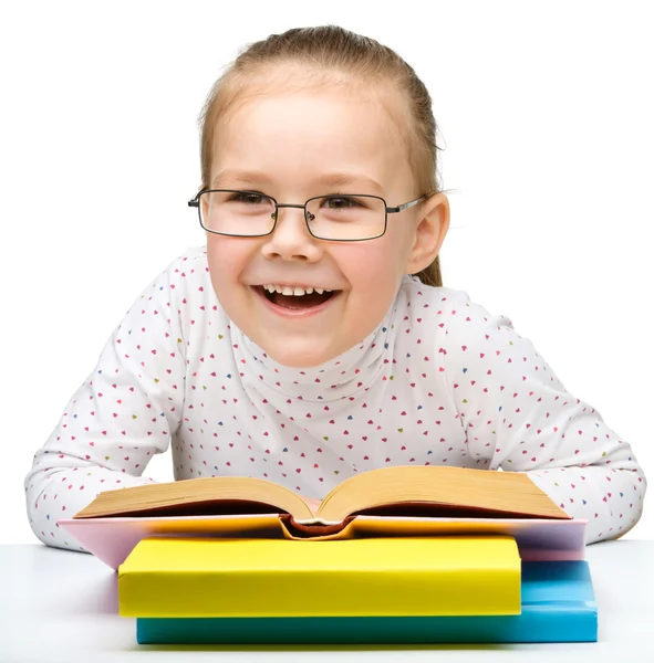 Ładny wesoły dziewczynka czytanie książki — Zdjęcie stockowe