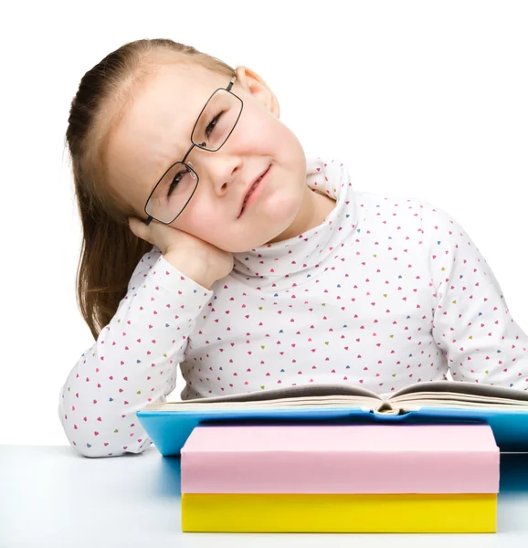 Nettes kleines Mädchen hat genug vom Lesen ihres Buches — Stockfoto