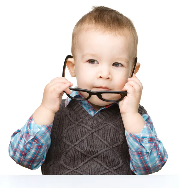 Πορτρέτο του ένα χαριτωμένο μικρό αγόρι που φοράει γυαλιά — Φωτογραφία Αρχείου