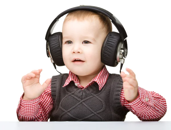 可爱的小男孩，享受音乐使用头戴式耳机 — 图库照片