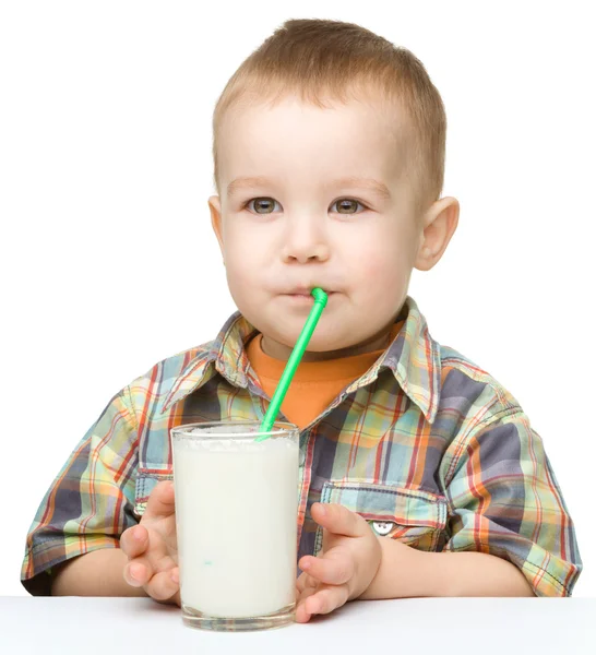 Χαριτωμένο μικρό αγόρι με ένα ποτήρι γάλα — Φωτογραφία Αρχείου